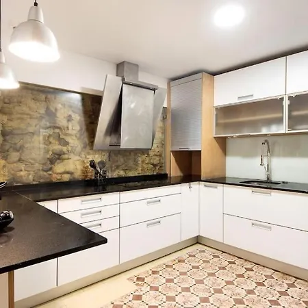 Spacious In Center In Lively Area Aveiro