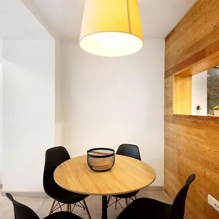 Apartman Spacious In Center In Lively Area Aveiro